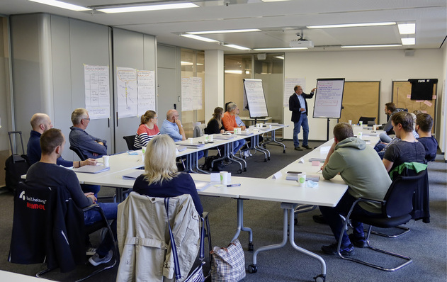 Das zweigleisige Konzept nimmt zum einen die Bedarfe von Geschäftsführern auf, zum anderen wendet es sich an deren Leitungskräfte.