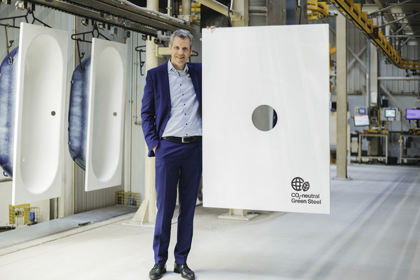 Bette-Geschäftsführer Thilo C. Pahl mit einer BetteAir-Duschfläche, dem 100.000sten Badelement des Unternehmens aus CO 2 -neutralem Stahl.