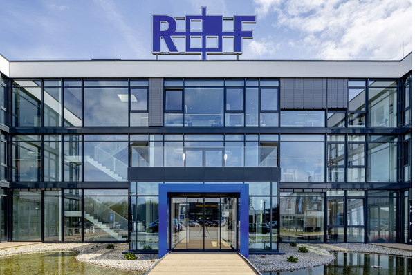 Zusammen mit der ebenfalls neuen Lager- und ­Logistikhalle bildet der neue Bürotrakt heute einen der modernsten Auslieferungs­standorte Deutschlands.