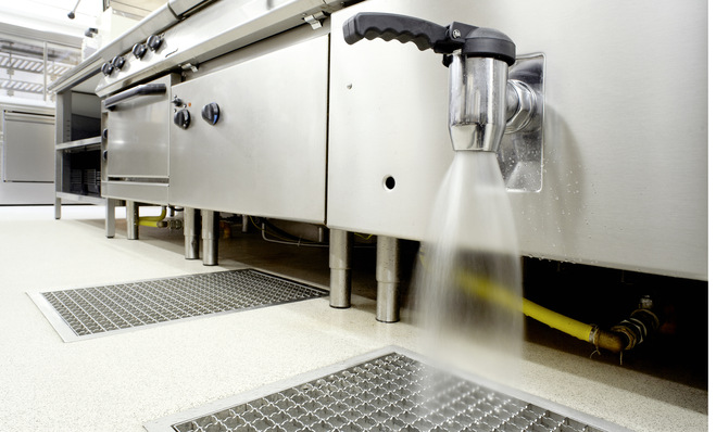 Bislang wenig beachtet: Möglichkeiten ­einer effizienten Nutzung der im gewerblichen Küchen­abwasser enthaltenen Wärme.