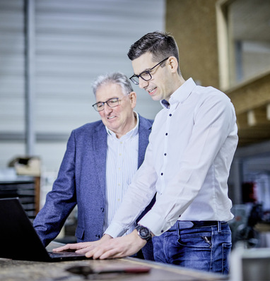 Vater und Sohn im ­durchdigitalisierten ­SHK-Betrieb Fritz: ­Karl-Hans Petersen-Fritz (links) und Christoph ­Petersen.