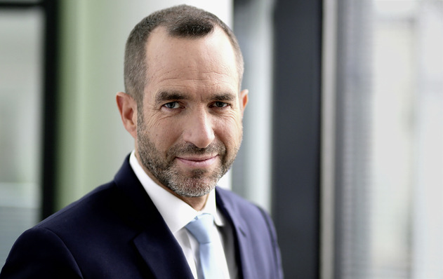 „Das Bad ist der Ort, an dem Menschen die Tür hinter sich schließen können und ganz für sich sind.“ 
Alexander Gelsdorf ist Geschäftsführer der Vigour GmbH