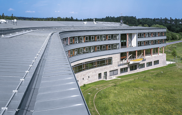 A Ein Gebäudedach, das über eine innen liegende Rinne entwässert wird.