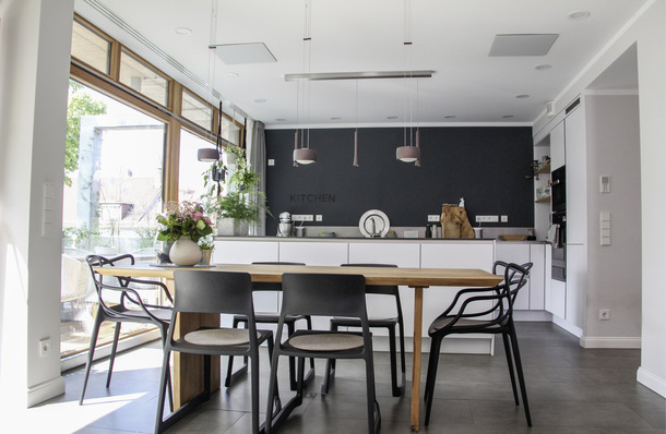 A Nach Auffassung der IG Infrarot ist die Zeit reif für Gebäudekonzepte mit Infrarotheizungen. Ausgewählte Beispiele, wie diese Wohnküche im Projekt K76, bestätigen die Praxistauglichkeit. Aus wissenschaftlicher Sicht scheint diese Perspektive noch unsicher zu sein.