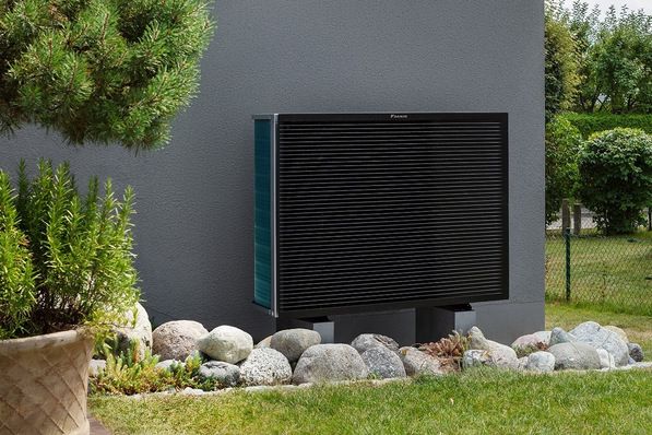 Die Luft/Wasser-Wärmepumpe Altherma 3 H HT von Daikin ermöglicht eine Vorlauftemperatur von bis zu 70 °C bis zu einer Außentemperatur von – 15 °C und gewährleistet einen Heizbetrieb bis – 28 °C.