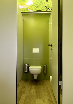 Materialien und Gestaltung der öffentlichen ­Toilettenanlage sind einladend und bieten den Besuchern des Parks einen Aufenthalt für die Sinne.