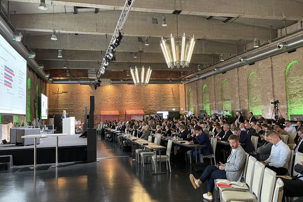 Auf dem 21. Forum Wärmepumpe trafen sich 350 Gäste aus Politik, Industrie, Wissenschaft und Fachhandwerk, weitere 200 schalteten sich online dazu.