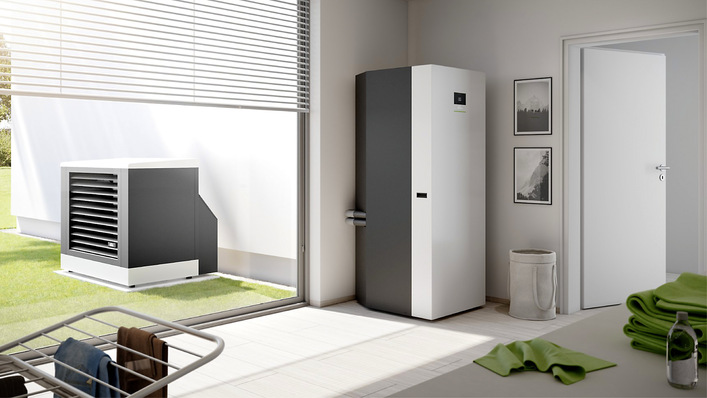 Die intelligente x-center pro Wärmepumpen-Regelung ist bereits integriert in den passenden „pro“-Wärmespeichern verfügbar. 
Im Bild rechts: der x-buffer combi pro Puffer- und Warmwasserspeicher. Alle elektrischen Komponenten sind ab Werk an der integrierten Regelung verdrahtet, sodass sich der bauseitige Installationsaufwand auf ein absolutes Minimum reduziert.