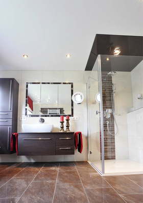  Das System einer gespannten Decke wurde in der heutigen Form in den 1960er-Jahren entwickelt und seitdem ständig weiter verbessert – auch im Bad.