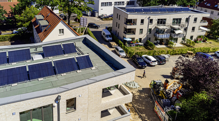  Die beiden Gebäude wurden als KfW-40-­Häuser errichtet und präsentieren sich in hochwertiger Gestaltung. Zentraler ­Bestandteil der Trink- und Warmwasser­versorgung ist ­eine großflächige Anlage mit ­CPC-Röhrenkollektoren auf beiden Dächern.
