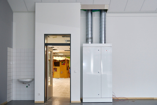  Die WCGL 2 edu wurden unterhalb der zum Atrium ausgerichteten Dachschräge an den Innenwänden der Klassenzimmer platziert und angeschlossen. Die Verrohrung der Außen- und Fortluft verläuft auf dem kürzesten Weg.