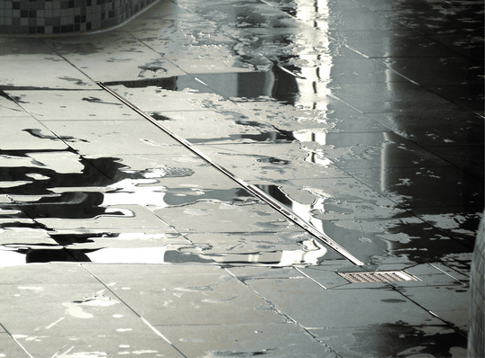 Entwässerungslösungen im Bodenbereich müssen sach- und fachgerecht geplant und ausgeführt werden, um eine optimale Funktionsweise über einen langen Zeitraum gewährleisten zu können.