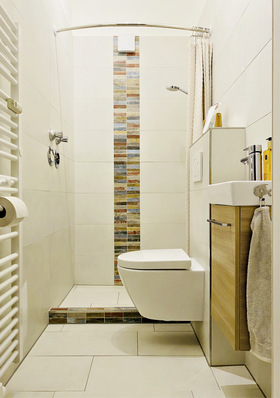  Jetzt mit Dusche: Die Bereiche WC und Waschplatz sind zusammengerückt, das ergab an ­einer Stirnseite Raum für eine Dusche.