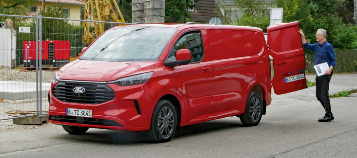 Mehr als 1 t Nutzlast: Den Ford Custom gibt es in zwei Längen und Dachhöhen sowie mit verschiedenen Antriebstechnologien.