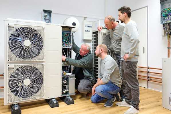  Nach dem Motto „Wissen ist gut – Anwendung ist besser“ dreht sich bei der Schulung alles um das Thema Wärmepumpe.