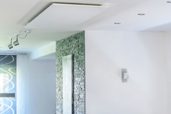 Infrarotheizungen können an der Decke, wie auf dem Foto, oder an Wänden installiert werden.