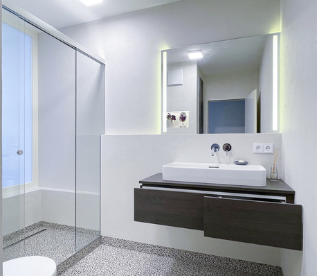  Der Waschtisch wurde an die gegenüberliegende Wand ­verlegt und mittels einer ­kleinen Vorwand an den Schacht angeschlossen.