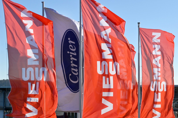  Seit dem Closing sind am Viessmann-Standort Allendorf – der gleichzeitig Headquarter der EMEA Business Unit ist – neben den orangefarbenen Viessmann-Fahnen auch Carrier-Fahnen zu sehen.