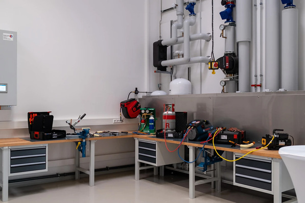  Im über 200 m2  großen Schulungsbereich der neuen Elco Wärmepumpen Akademie können Betriebssituationen bis zu 300 kW einfach nachgefahren werden. Hier verschmelzen Theorie und Praxis in idealer Weise.