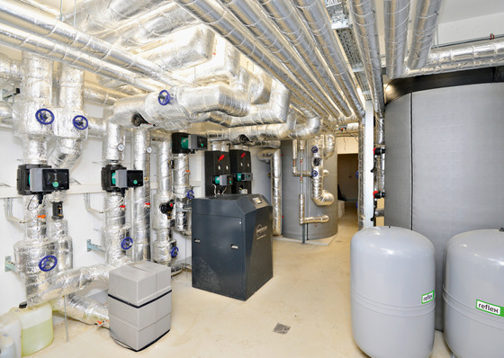 Bei hohem Warmwasser­bedarf und gleichzeitiger Nutzung regenerativer Energien, beispielsweise über   Wärmepumpen,   muss zwingend die Effizienz des Gesamtsystems aus Trinkwassererwärmung, -speicherung und -verteilung betrachtet werden.