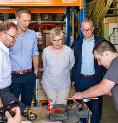 SHK-Fachhandwerker Rainer Häfele (links) hat seinen Gästen die Ausbildung im Göppinger Betrieb vorgestellt.