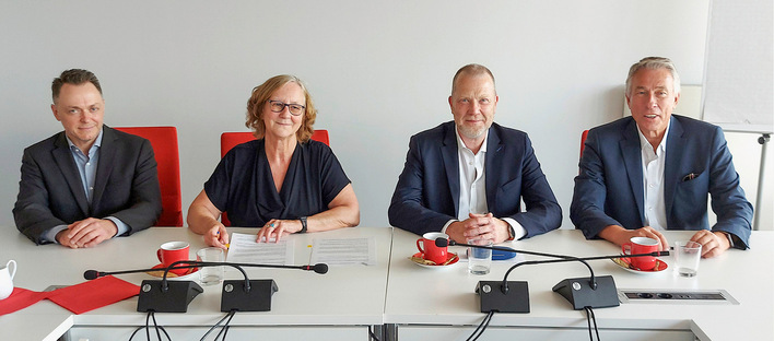 Prof. Dr. Martin Ruess, Prof. Dr. Edeltraud Vomberg, Kreishandwerksmeister ­Michael Kregel und Lutz Denken, Hauptgeschäftsführer der Umweltakademie, bei der Unterzeichnung des Kooperationsvertrags (von links).