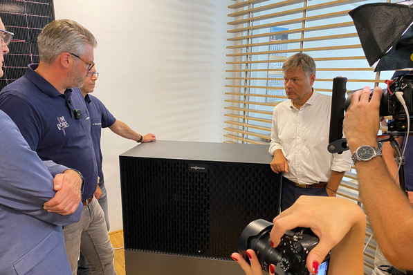 Firmeninhaber Steffen Röhrs (links) präsentiert dem deutschen Wirtschaftsminister Robert Habeck eine Viessmann Wärmepumpe, die in den Geschäftsräumen der Uwe Röhrs GmbH zur Kundeninformation dient.