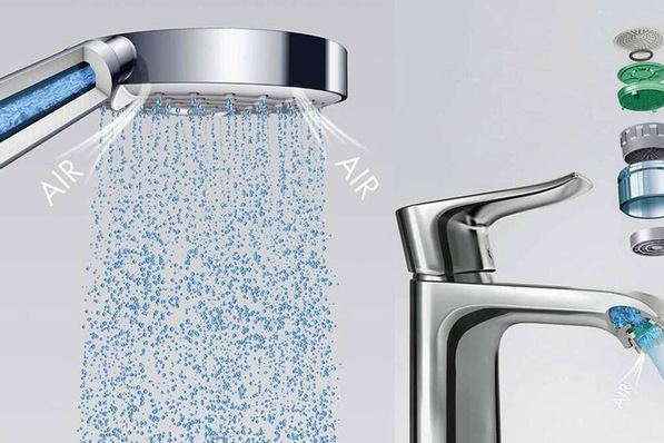 Alt-Text: „Detailaufnahme eines modernen Duschkopfs und Wasserhahns mit integrierter Wasserspartechnologie, die Luft in das Wasser einmischt, um den Verbrauch zu reduzieren. Sichtbar sind die Filterkomponenten zur Verbesserung der Wasserqualität, relevant für junge Fachkräfte im SHK-Handwerk. - © Hansgrohe SE