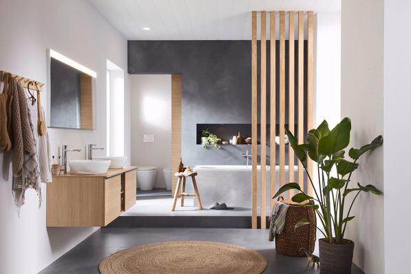 Pflanzen werten das Ambiente auf und machen das Bad lebendig. Bei farblich zurückhaltender Badgestaltung wie mit der Badserie D-Neo von Duravit sind Pflanzen der perfekte Farbtupfer – Farn und Philodendron eignen sich für das feuchte Badklima.