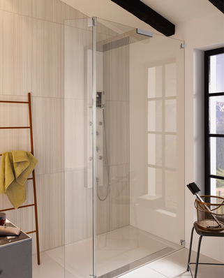 Kleine Badezimmer erfordern besondere Türlösungen, da herkömmliche Türen mit Möbeln oder anderen Einrichtungsgegenständen kollidieren können. Je nachdem passen Walk-in-Duschen ganz ohne Tür oder mit „halber“ Tür, wie z. B. die Lavida (HSK) mit beweglichem, kurzem Seitenteil.