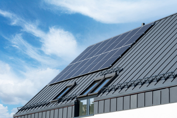 Der Branchenvereinbarung zur sicheren Installation von PV-Dachanlagen tritt nun auch der ZVSHK für das Klempner-Handwerk bei.