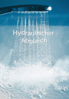 Alt-Text: „Nahaufnahme eines Duschkopfs, aus dem Wasser fließt, begleitet von der Aufschrift ‚Hydraulischer Abgleich‘ vor einem blauen Hintergrund. Dieses Bild veranschaulicht die Bedeutung effizienterer Wasserstrahlregulierung für Energieeinsparung und verbesserte Wassernutzung moderner Sanitärsysteme. - © Bild: nikkytok - stock.adobe.com