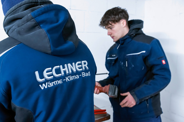 Die Entscheidung für textile Mietdienstleistungen sollte auf einer detaillierten Kosten-Nutzen-Analyse basieren. Für Handwerksbetriebe mit zehn oder mehr Mitarbeitern bietet das Modell laut DBL Vorteile in Bezug auf Kosten, Verwaltungsaufwand und Mitarbeiterzufriedenheit.