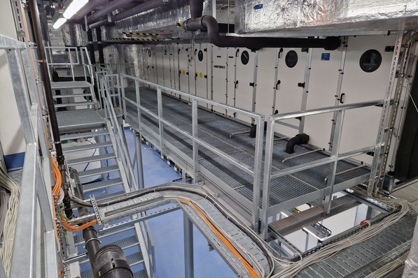 Einblick in die Technikzentrale mit Lüftungsanlagentechnik von Kiefer Klimatechnik.