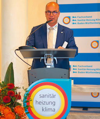 Die anwesenden Landtagsabgeordneten von Grünen, CDU, SPD und FDP rief Stefan Menrath dazu auf, die Grunderwerbsteuer zu senken, um den darbenden Bausektor zu beleben.