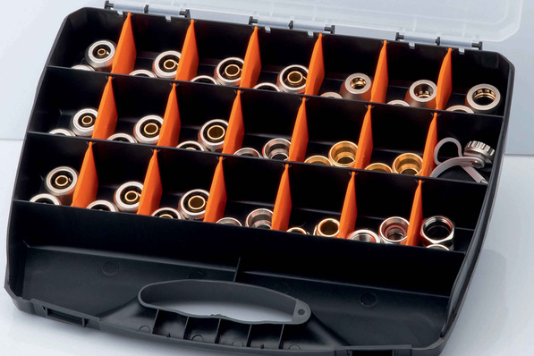 Immer griffbereit im Servicewagen: Der Notdienstkoffer von Hummel enthält alle Klemmverschraubungen, Anschlussnippel und Flachdichtungen für nahezu jeden Typ an Heizungs- und Trinkwasserrohren.