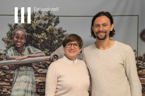 Geschäftsführerin Yvonne Dallmer mit Ex-Fußballer Neven Subotic bei der Spendenübergabe in Dortmund.