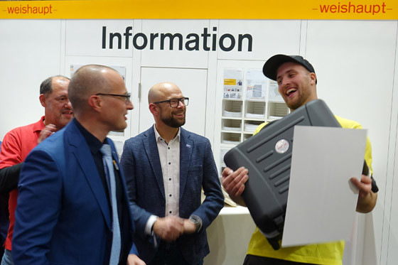 David-André Echelmeyer (li.), Schulungs-leiter der Weishaupt Niederlassung Hamburg, überreichte dem Bundessieger Maximilian Becker einen Werkzeugkoffer. Die Zweit- und Drittplatzierten erhielten je eine Werkzeug-Wickeltasche.