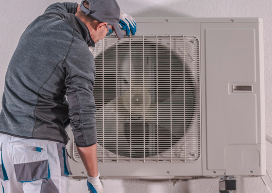 Der Alt-Text könnte wie folgt lauten: „Fachkraft begutachtet ein modernes, energieeffizientes HVAC-System für optimierte Kühlleistung in gewerblichen Gebäuden. - © Bild: Tomasz Zajda - stock.adobe.com