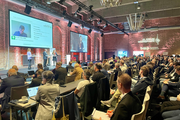 Das 22. Forum Wärmepumpe in Berlin war mit über 500 Teilnehmerinnen und Teilnehmer aus Industrie, Handwerk, Wissenschaft und Politik ein voller Erfolg. Für die Parteien war es eine der ersten Gelegenheiten, ihren Kurs in Bezug auf die Wärmewende abzustecken.