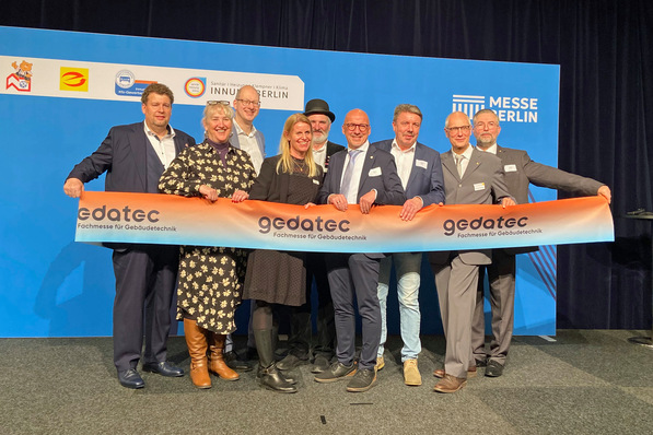 v.l. Stephan Ziemann (Obermeister Dachdecker-Innung Berlin), Anke Maske (Geschäftsführerin Landesinnungsverband des Dachdeckerhandwerks Brandenburg), Sebastian Bobinski (Geschäftsführer Dachdecker-Innung Berlin), Daniela Stack (Bereichsleiterin Messe Berlin), Karsten Kirchhoff (Landesinnungsmeister Dachdeckerhandwerk Brandenburg), Andreas Schuh (Obermeister Innung SHK Berlin), Norbert Band (Landesinnungsmeister Fachverband SHK Land Brandenburg), Constantin Rehlinger (Geschäftsführer Elektro-Innung Berlin), Carsten Joschko (Landesinnungsmeister Elektrohandwerk Berlin-Brandenburg).