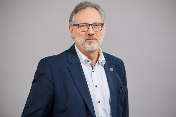 Alt-Text: „Ingenieur im Anzug analysiert digitale Gebäudetechniklösungen und intelligente Energiemanagementsysteme. - © Kurbanov und Muchnik GbR / FVSHK NRW