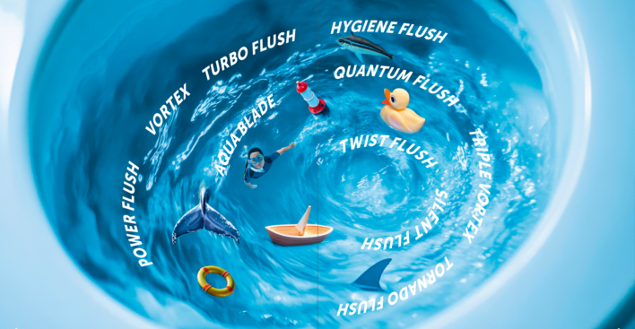 Alt-Text: „Nahaufnahme einer Toilettenschüssel mit spiralförmig strömendem Wasser, dargestellt sind verschiedene innovative Spülsysteme wie Turbo Flush, AquaBlade und Quantum Flush, die effiziente Wasseraufbereitung und hygienische Spültechniken für Fachkräfte in der Sanitärbranche veranschaulichen. - © Bild: marco - stock.adobe.com