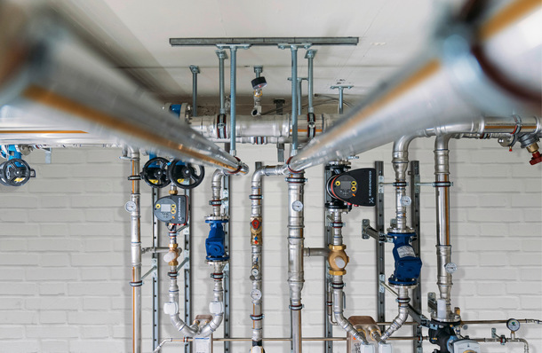 Sowohl Außen- als auch Innenkorrosion kann speziell bei metallischen Versorgungsleitungen zu Problemen in geschlossenen Heiz- und Kühlkreisläufen führen.