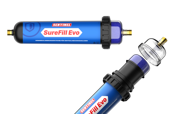 Alt-Text: „Zwei Sentinel SureFill Evo Filter mit modernem blau-schwarzem Design, seitlich und schräg auf weißem Hintergrund präsentiert. Diese Filter stehen für fortschrittliche Lösungskonzepte in der Wasseraufbereitung, optimal für den Einsatz in Heizungs- und Kühlsystemen. - © UWS Technologie