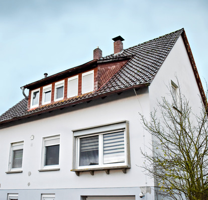 „Zweistöckiges Haus mit modernen Sanitärinstallationen und energieeffizientem Heizsystem, ausgestattet mit neuesten Technologien zur Wasseraufbereitung und Trinkwasserhygiene. Im Vordergrund sind innovative Lösungen für Schallschutz und Wärmeverteilung zu erkennen, die den aktuellen Standards der SHK-Branche entsprechen. - © Bild: PAW