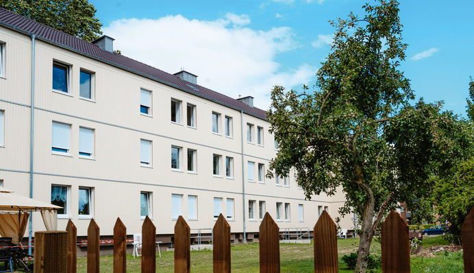 Im Zuge der Dacherneue­rung wurden auch die Wärmepumpen angeliefert und in das Dachgeschoss eingelassen.