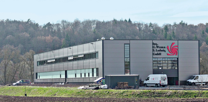 Die Produktionshalle ist eines der drei Gebäude der Ing. G. Werr & S. Ludwig GmbH im Gewerbegebiet Niederwiesen der Stadt Bräunlingen.