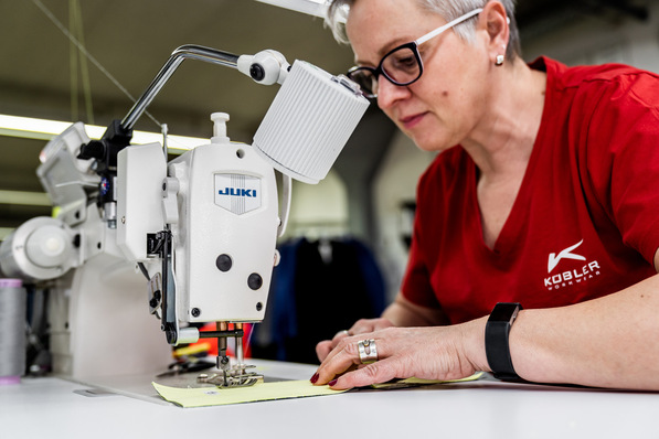Am Firmensitz in Plüderhausen sichern qualifizierte Näherinnen in der hauseigenen Musternäherei den hohen Qualitätsanspruch von Kübler.