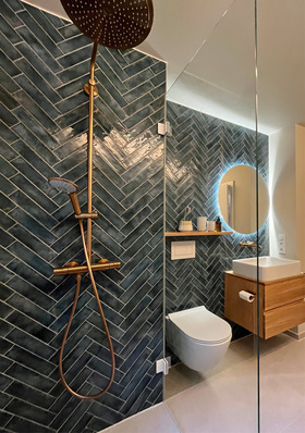 Die blauen Metrofliesen in Kombination mit Großformatfliesen in 89 x 89 cm im Sandton am Boden tauchen den Raum in einen warmen Grundton.